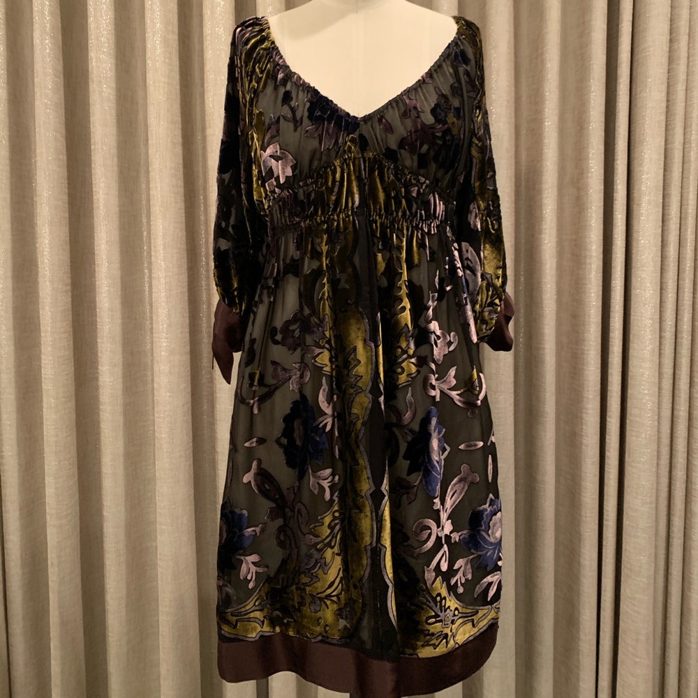 Sheer and velvet dress with ribbon hem